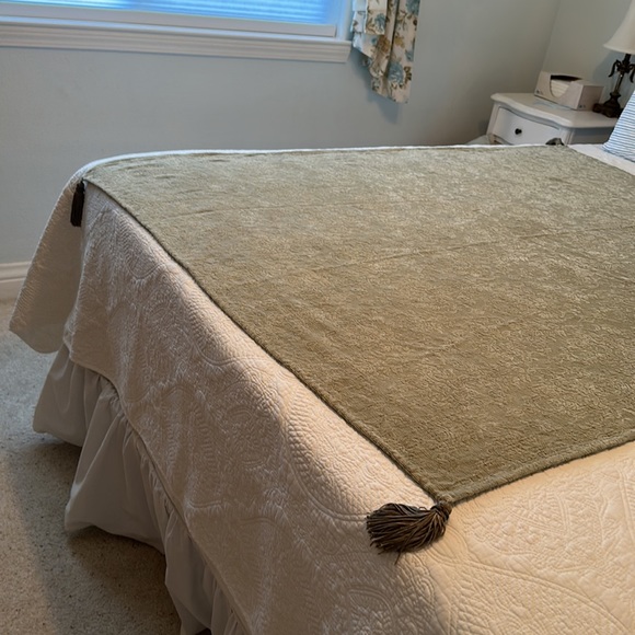 Martha Stewart green throw with tassels - Picture 2 of 5